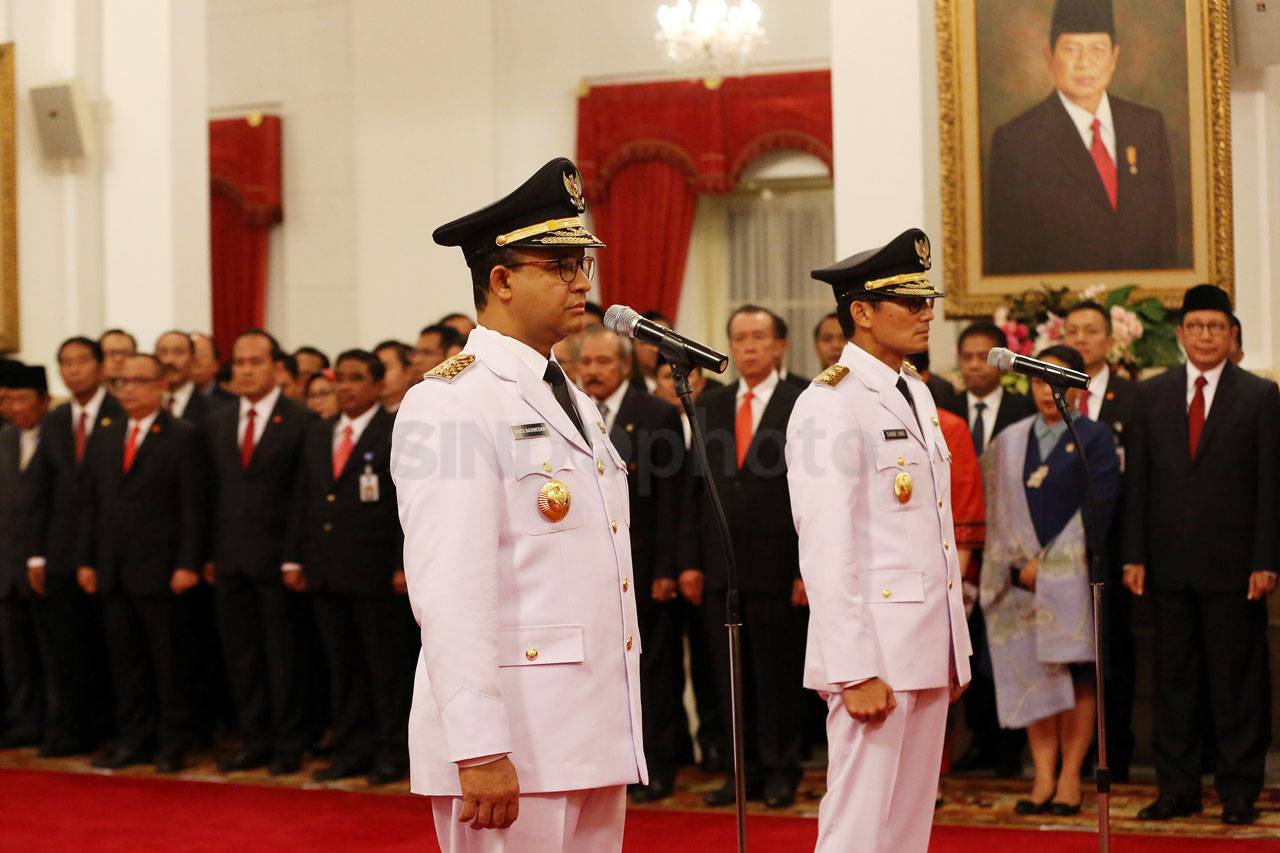 Jokowi Lantik Anies-Sandi...