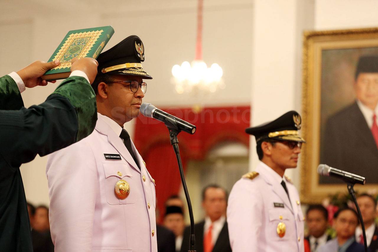 Jokowi Lantik Anies-Sandi...