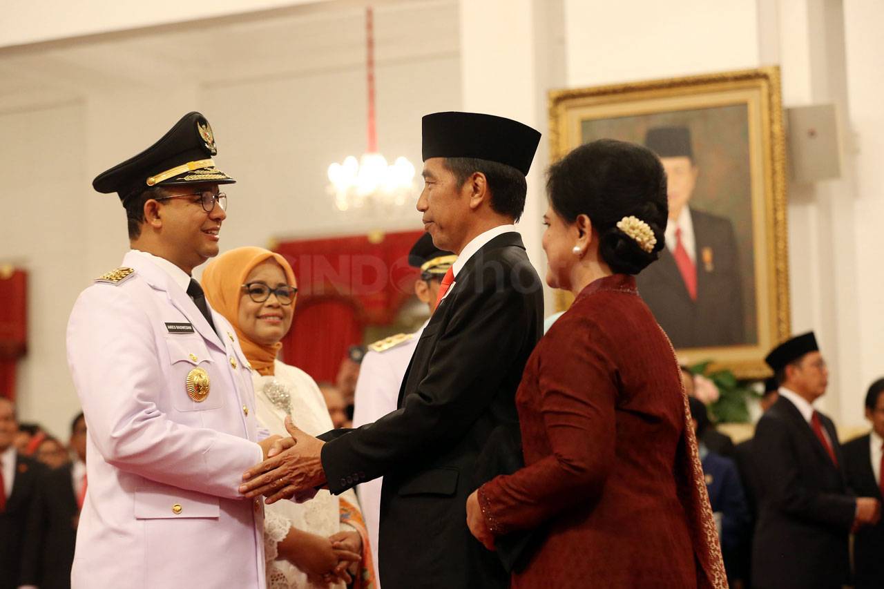Jokowi Lantik Anies-Sandi...