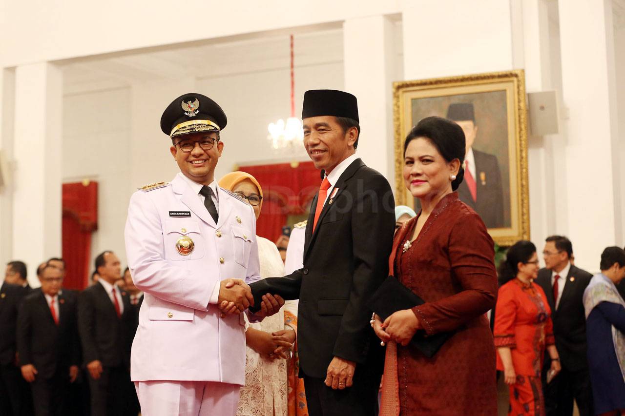 Jokowi Lantik Anies-Sandi...