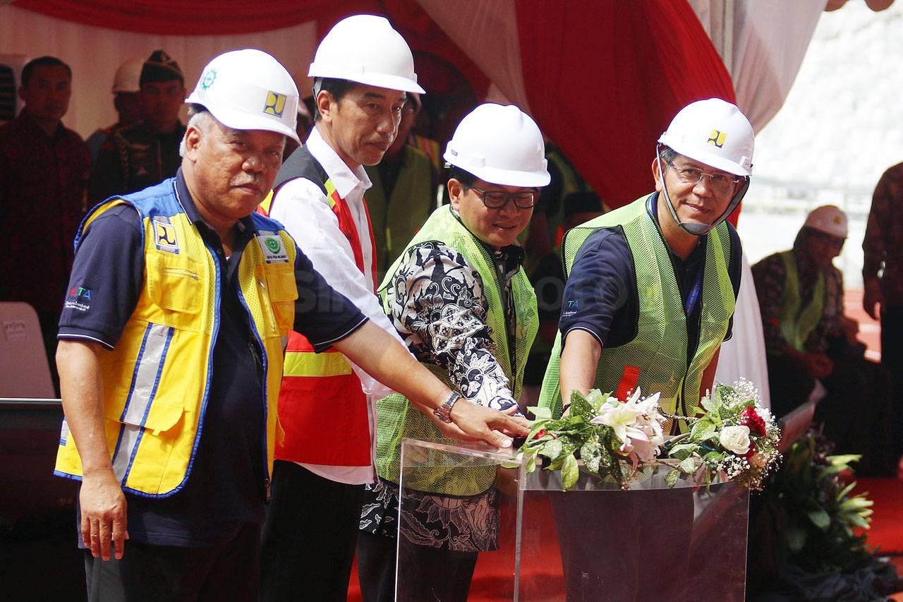 Presiden Jokowi Resmikan...