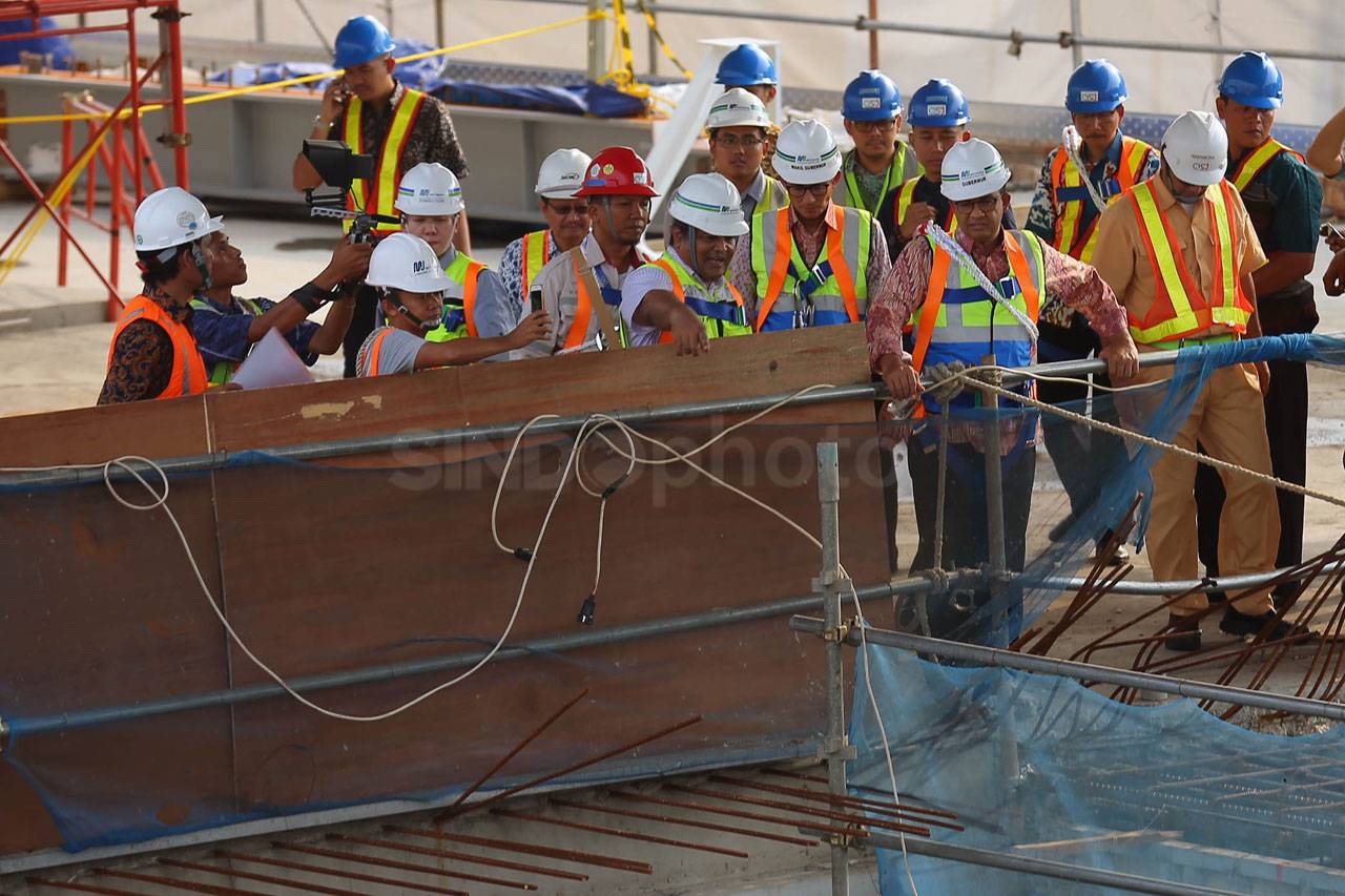 Anies-Sandi Tinjau Proyek...
