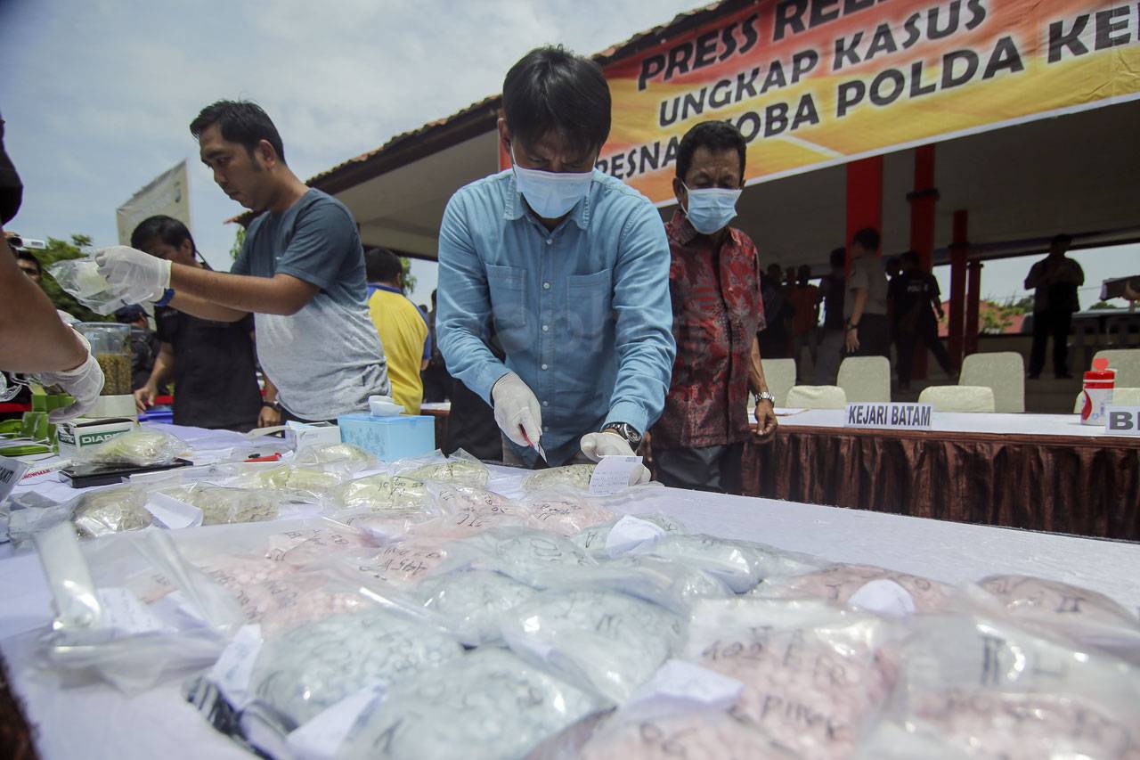 Polda Kepri Musnahkan...