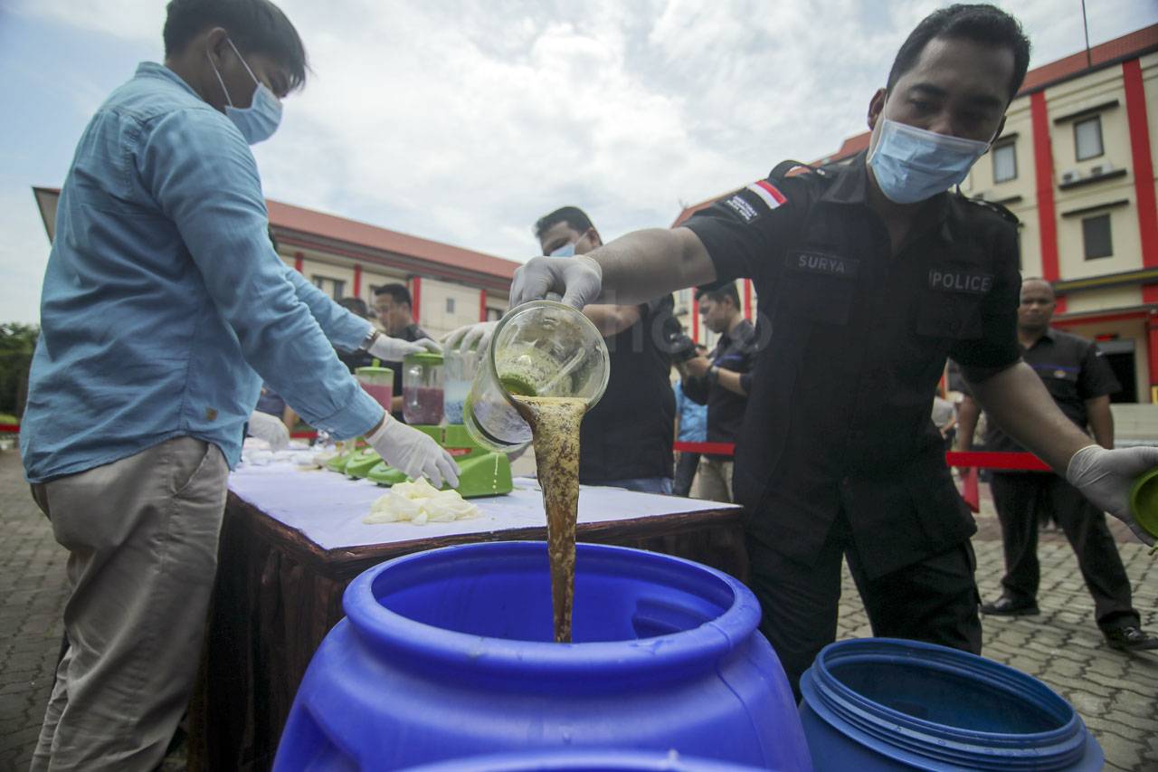 Polda Kepri Musnahkan...