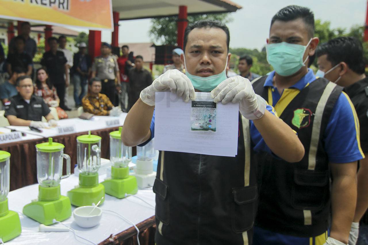 Polda Kepri Musnahkan...