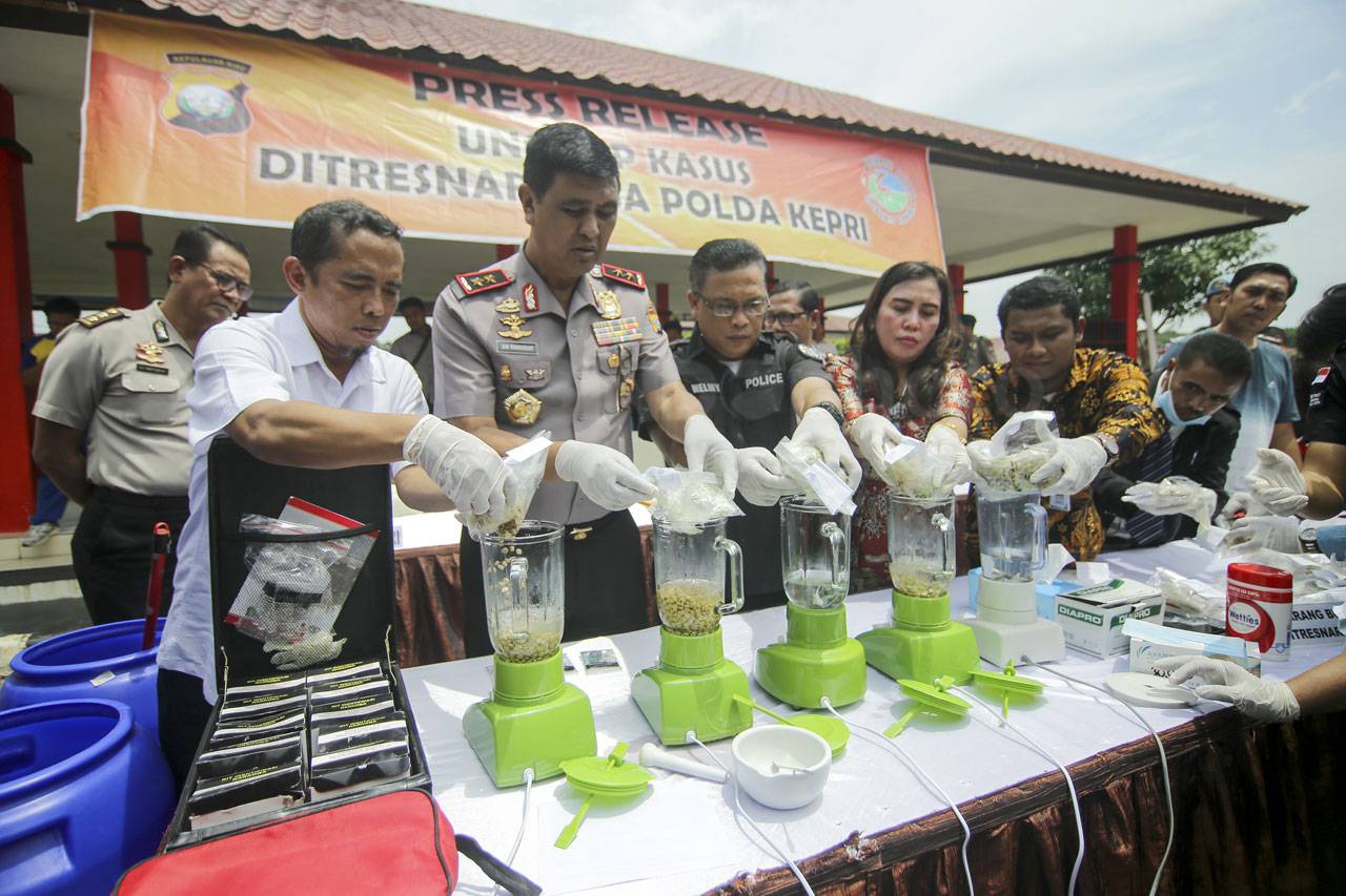 Polda Kepri Musnahkan...