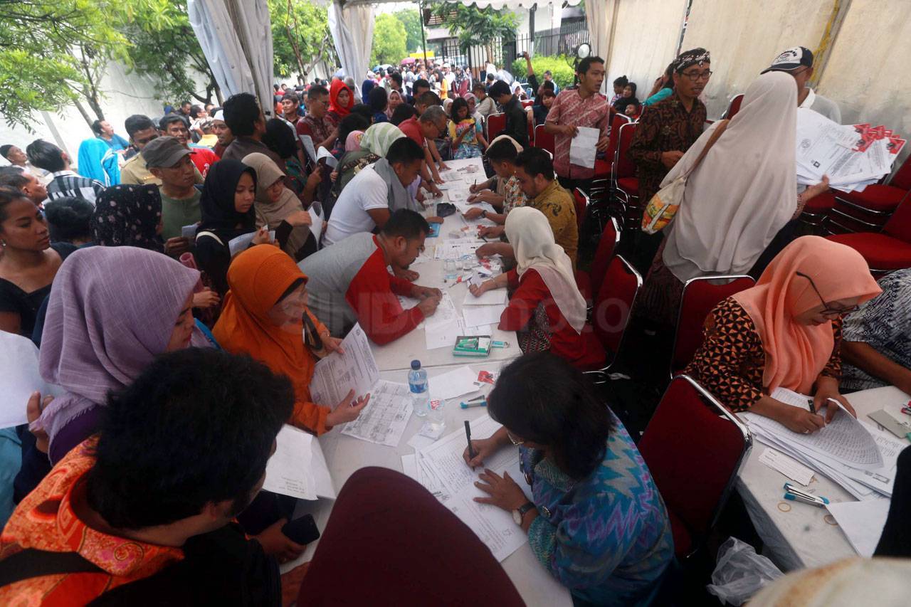 Ribuan Warga Cetak E-KTP...