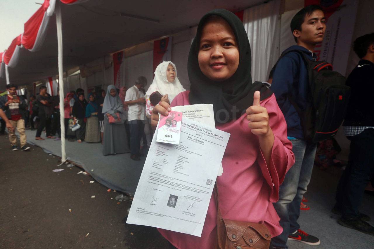 Ribuan Warga Cetak E-KTP...