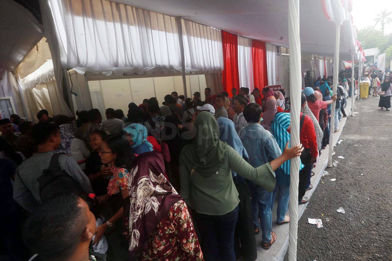 Ribuan Warga Cetak E-KTP...
