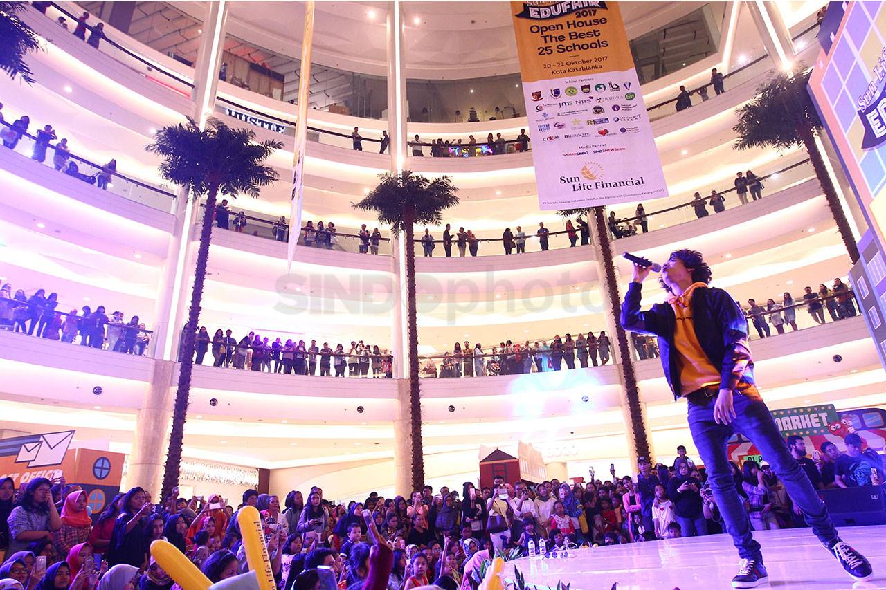 Bastian Steel dan Romaria...