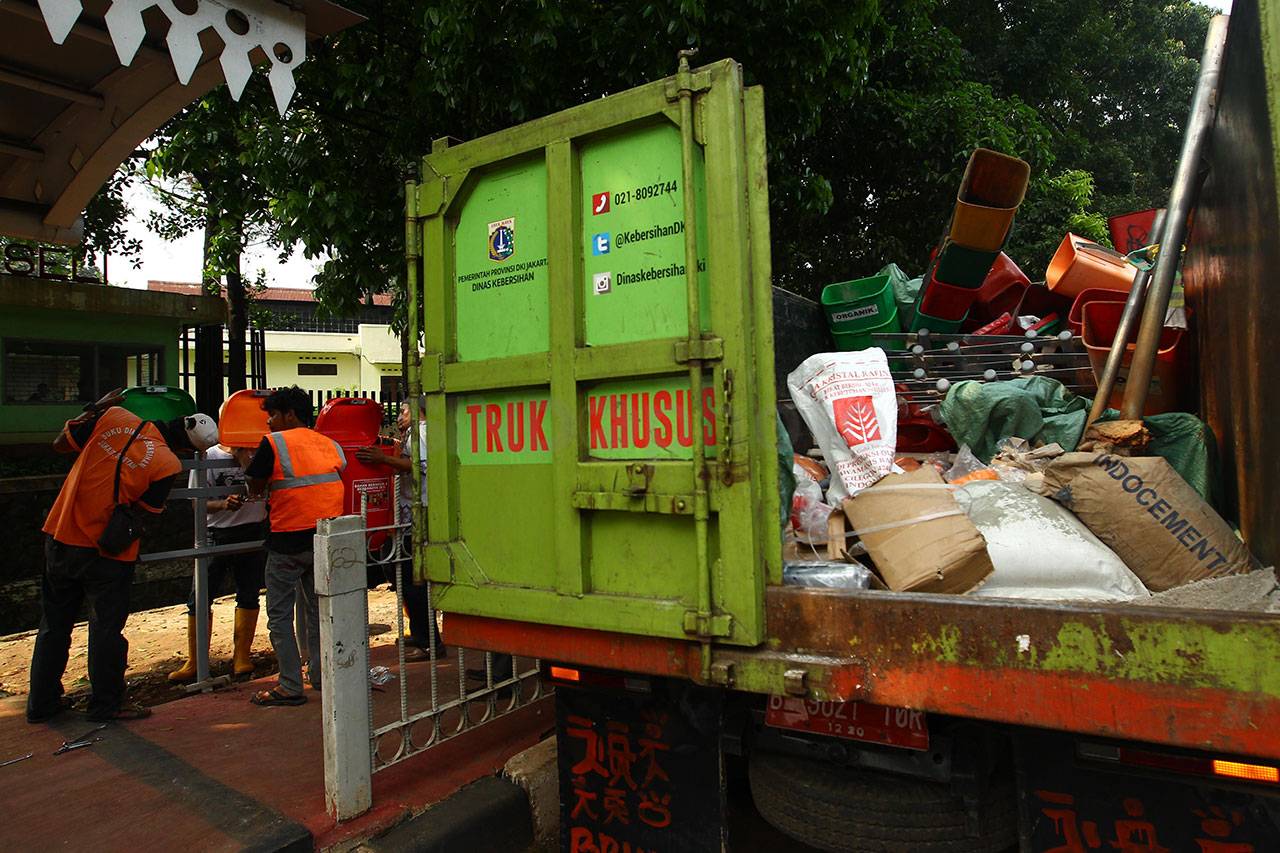 100 Tempat Sampah Baru...