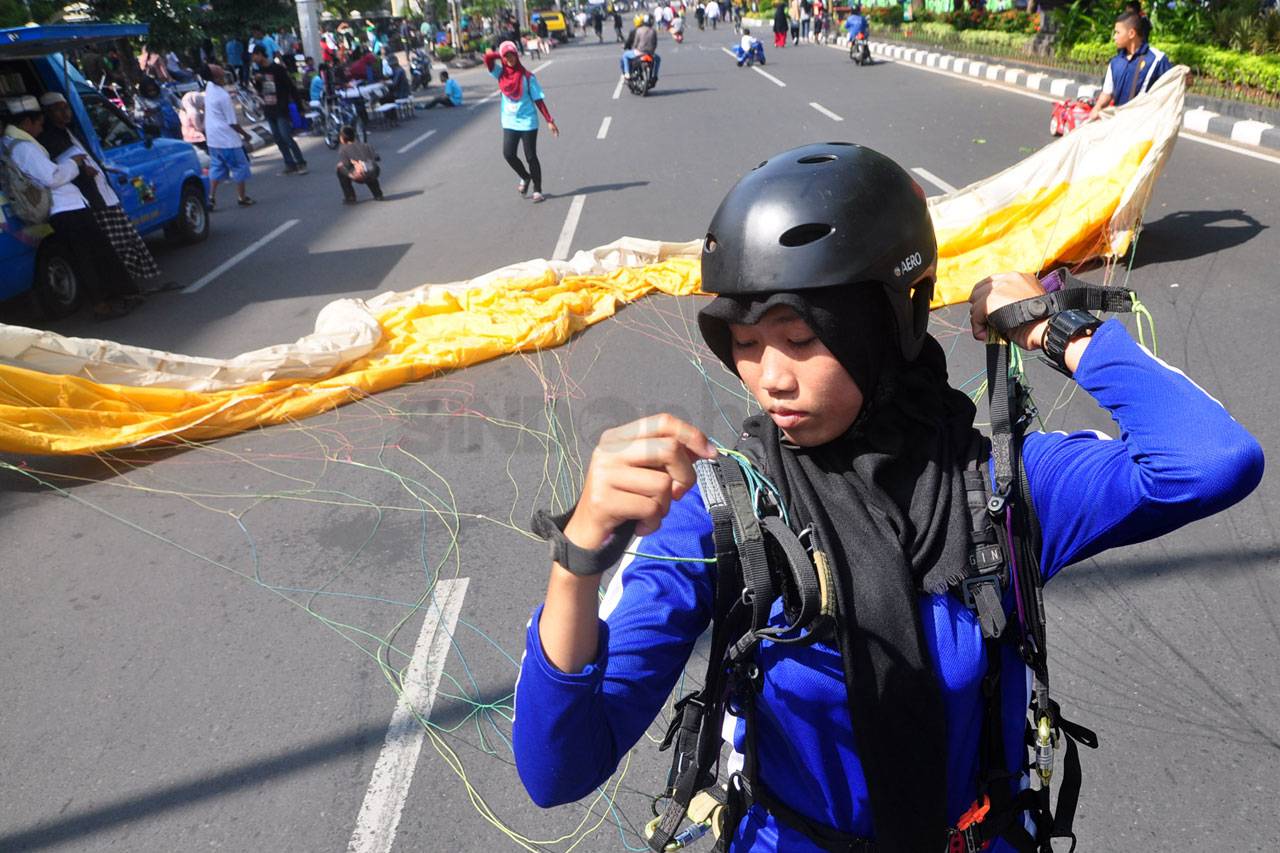 Memasyarakatkan Paralayang...