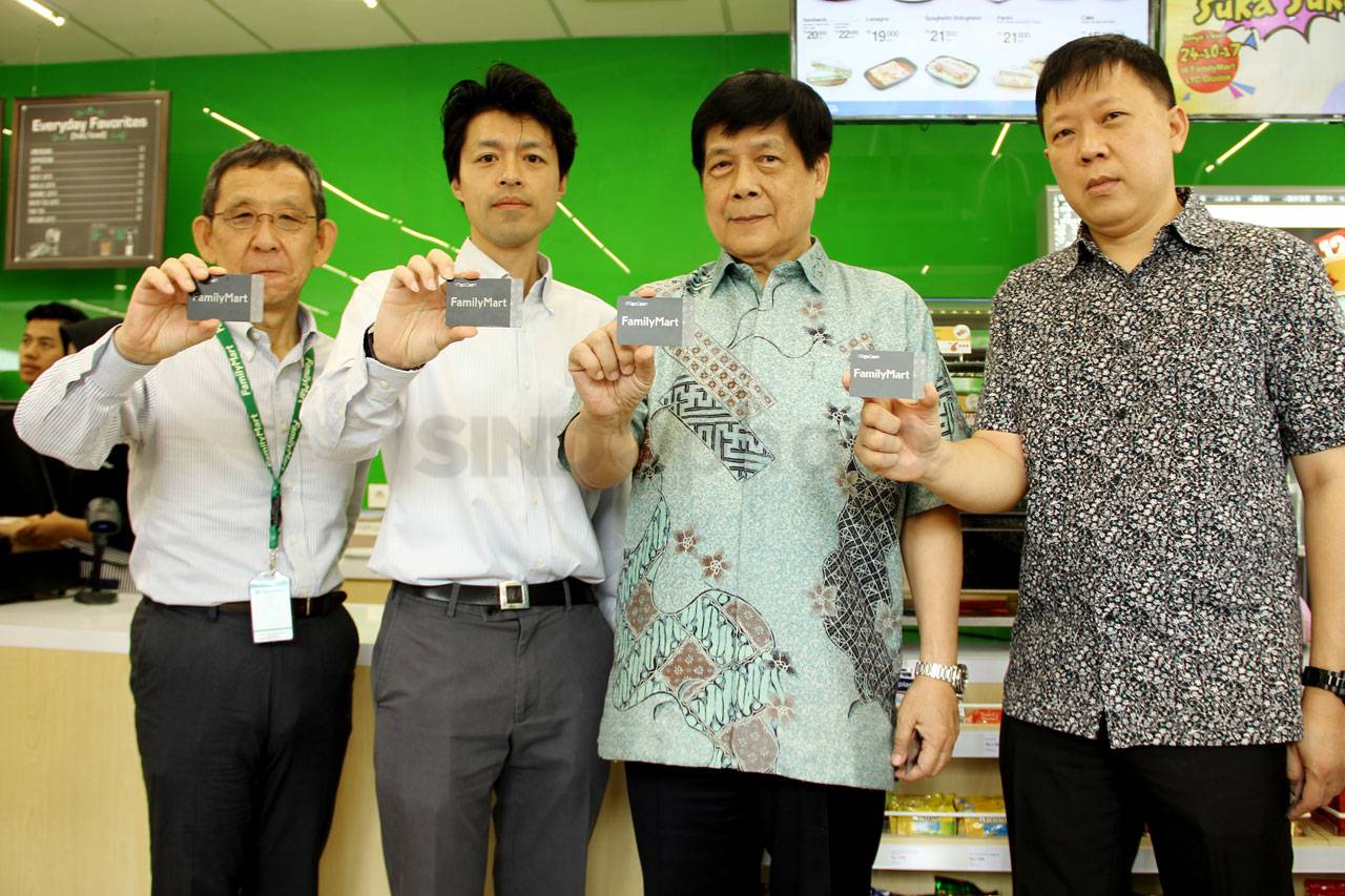 Family Mart Buka Gerai...