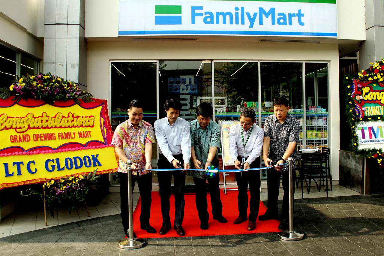 Family Mart Buka Gerai...