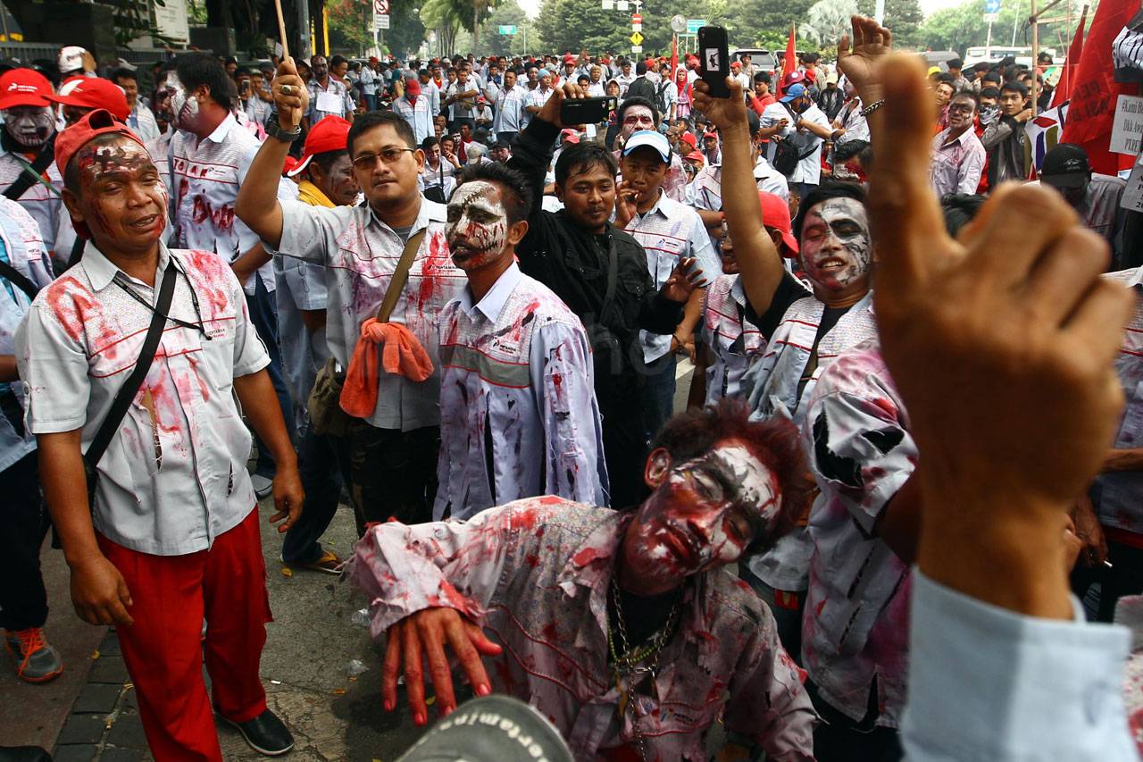 Kecam PHK Massal, Ratusan...