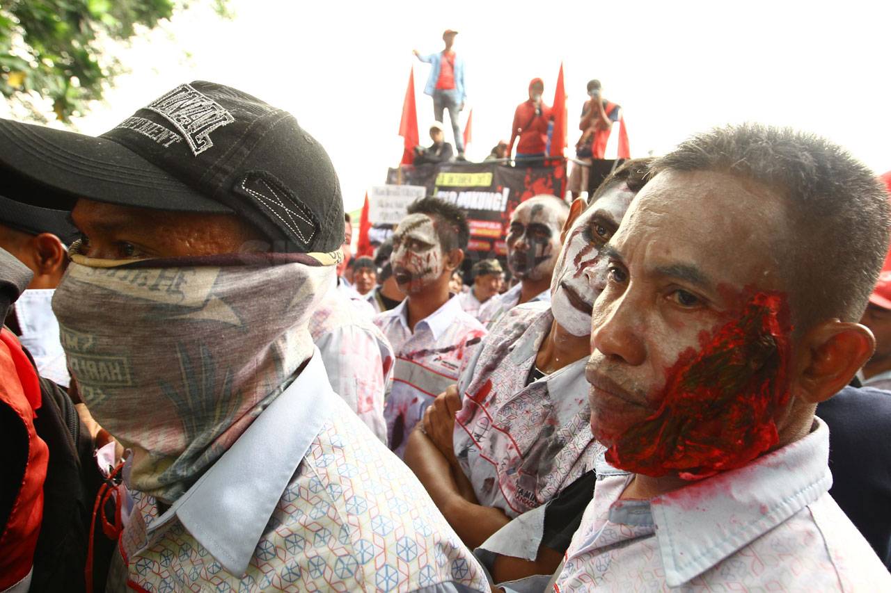 Kecam PHK Massal, Ratusan...