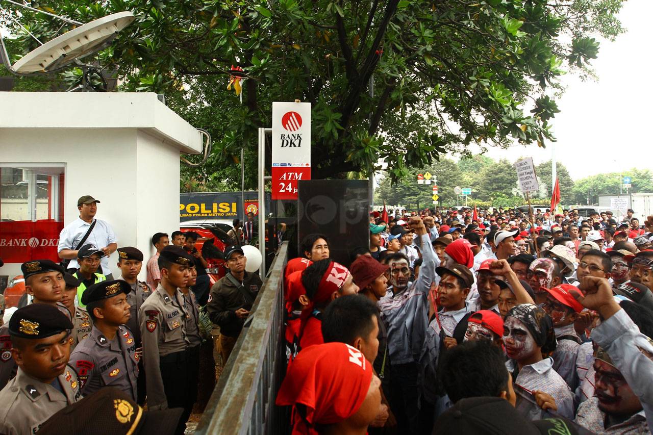 Kecam PHK Massal, Ratusan...