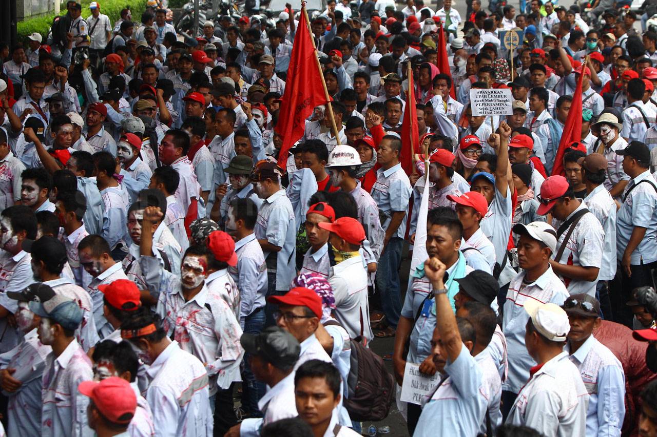 Kecam PHK Massal, Ratusan...