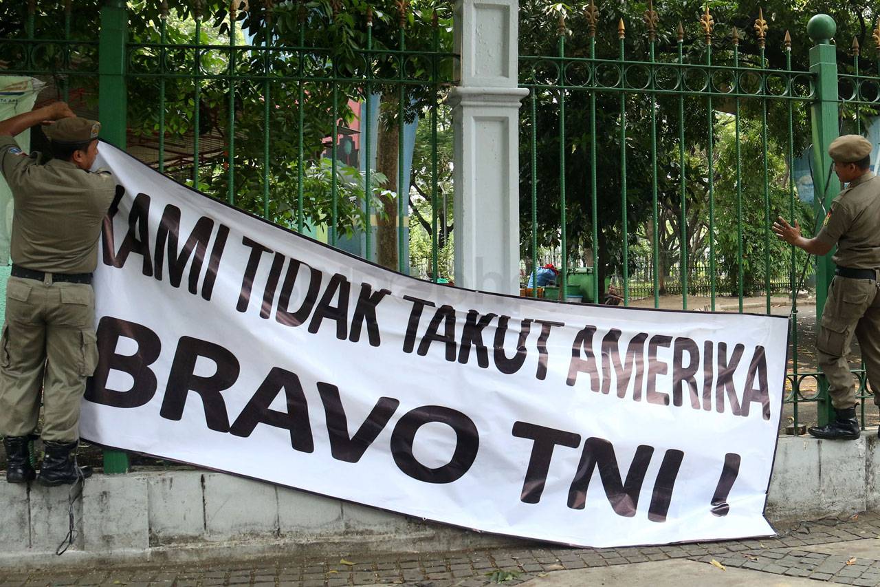 Satpol PP Copot Spanduk...