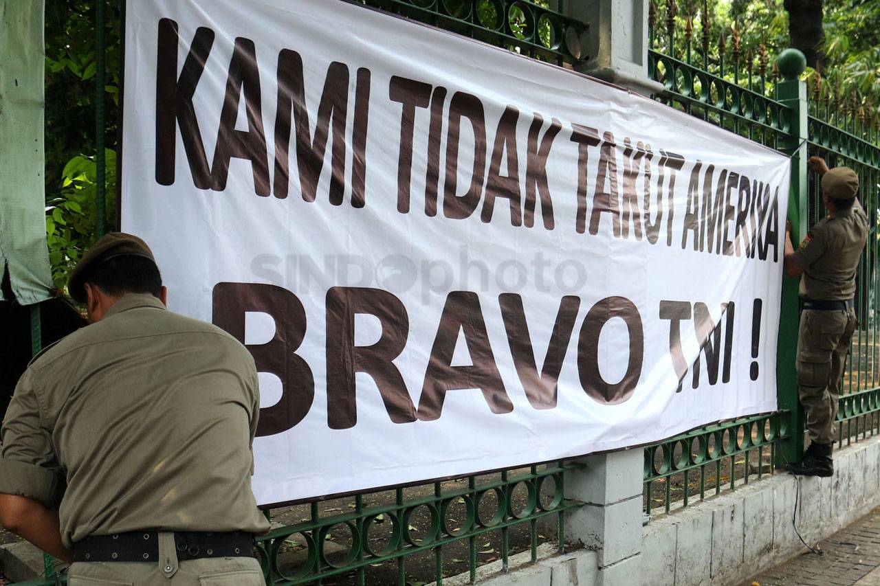 Satpol PP Copot Spanduk...