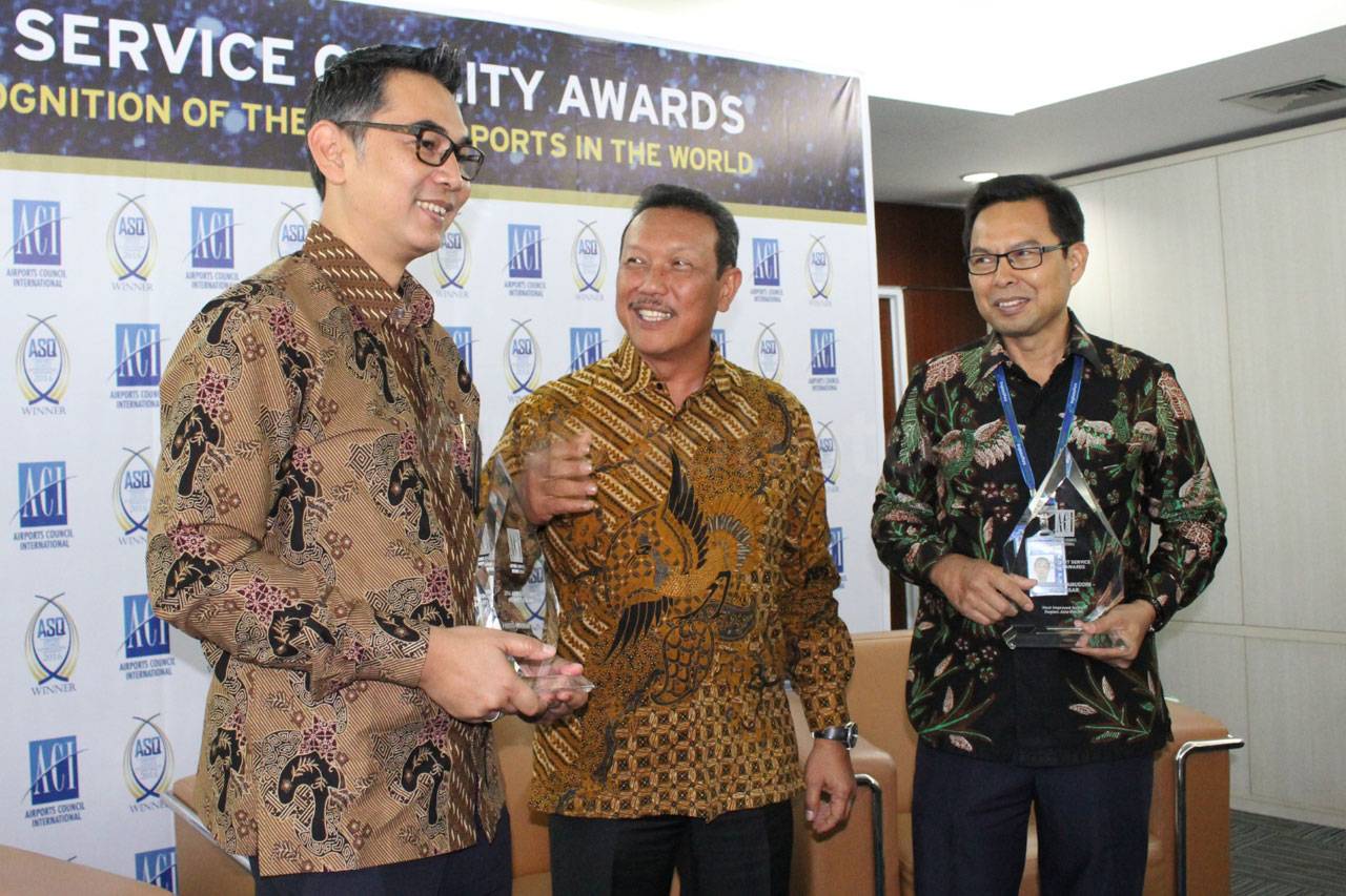 Dua Bandara Angkasa...