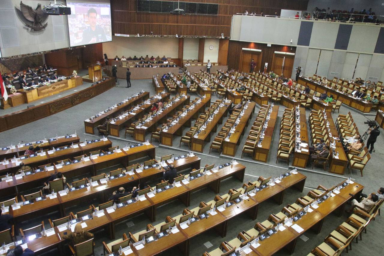DPR Gelar Paripurna...
