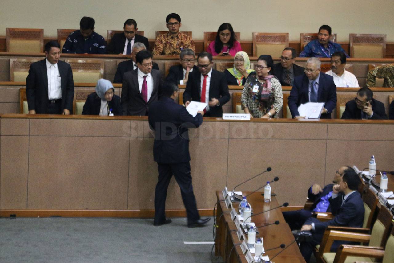 DPR Gelar Paripurna...
