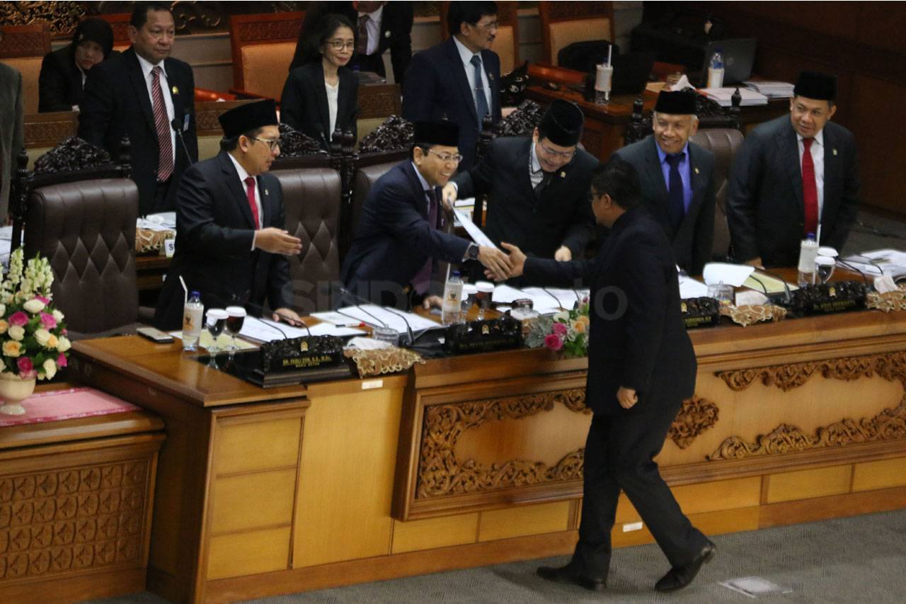 DPR Gelar Paripurna...