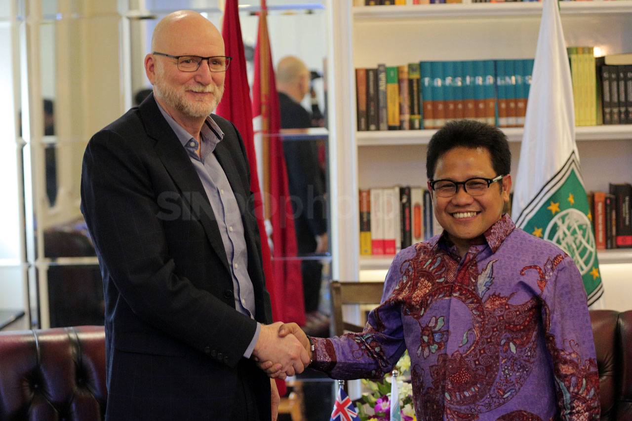 Bahas Demokrasi di Indonesia,...