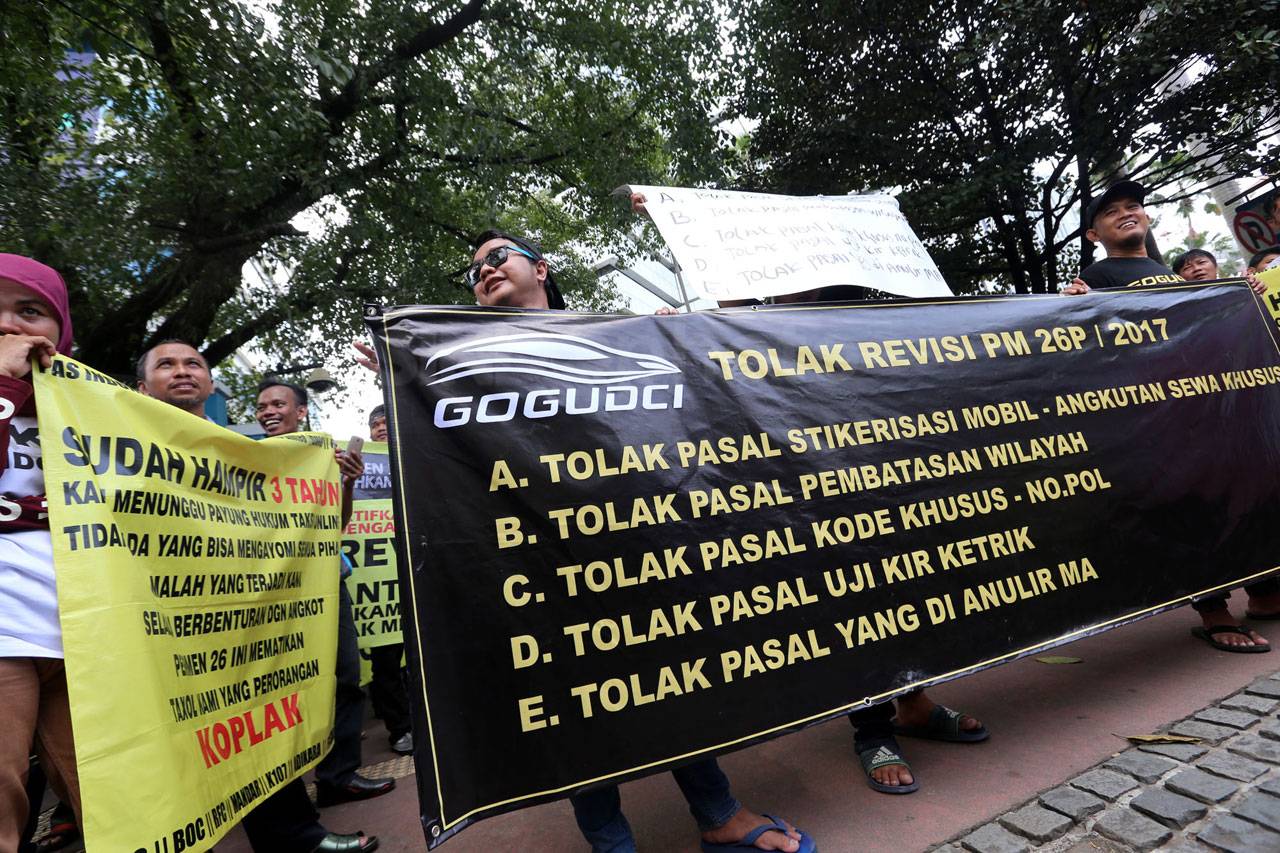 Ratusan Pengemudi Taksi...