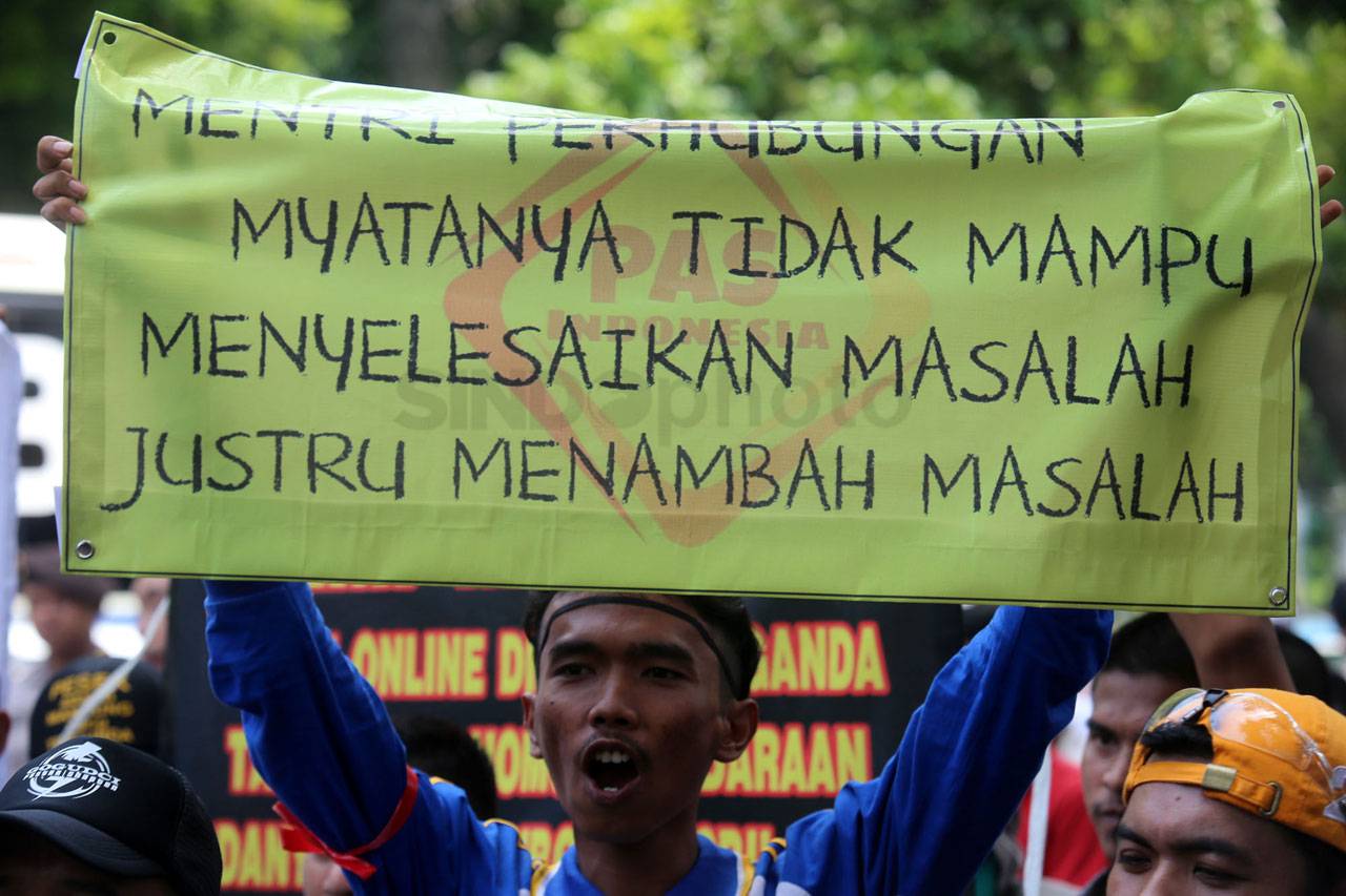 Ratusan Pengemudi Taksi...