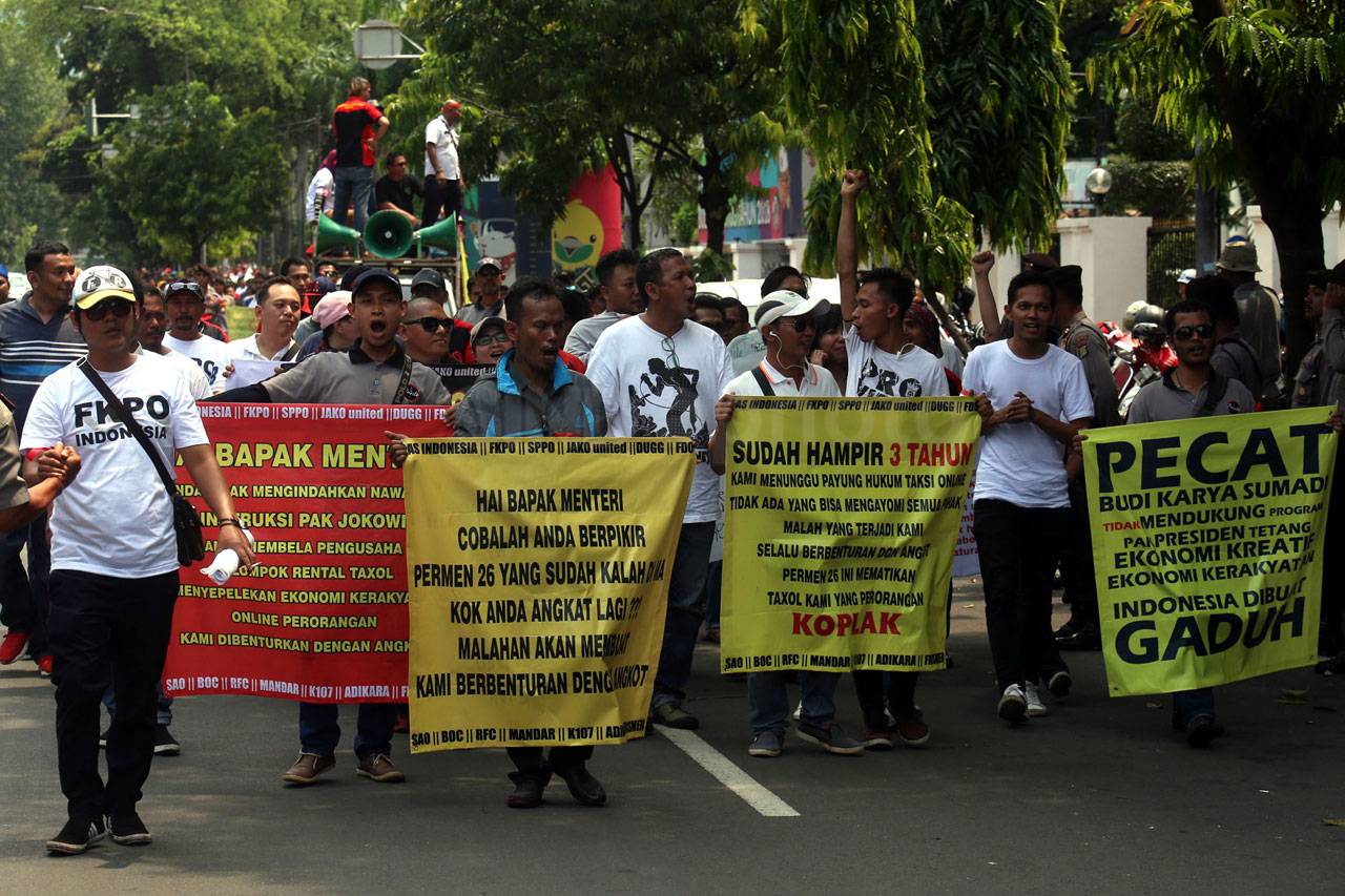 Ratusan Pengemudi Taksi...
