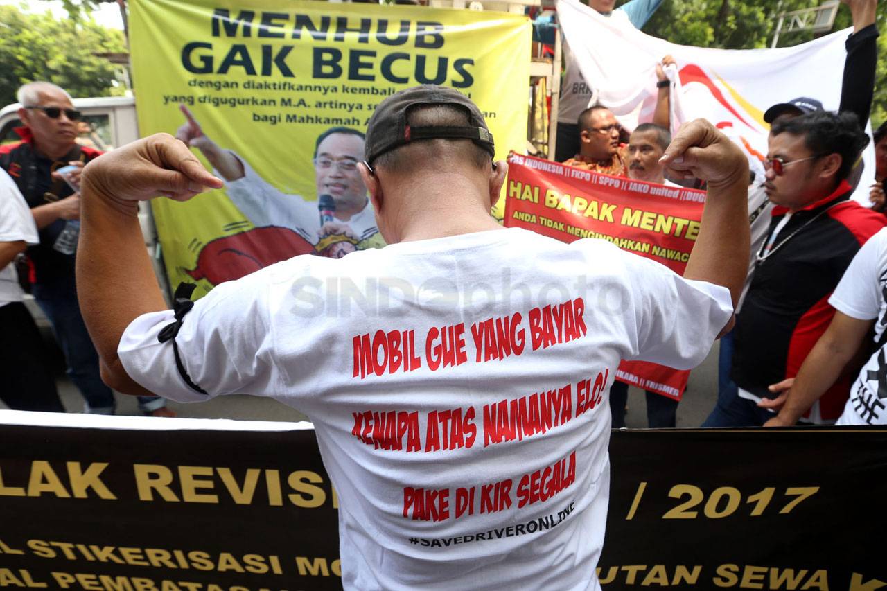 Ratusan Pengemudi Taksi...