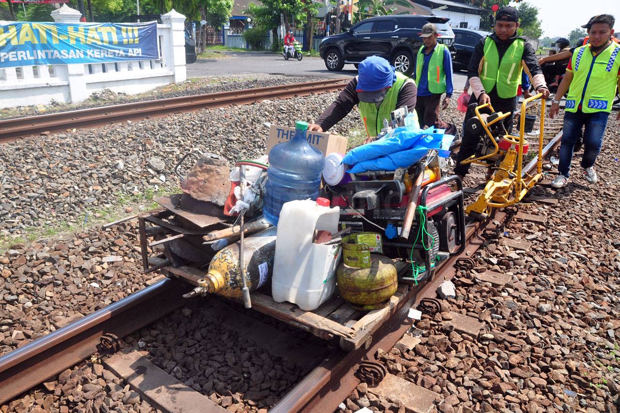 Perawatan Rel Kereta...