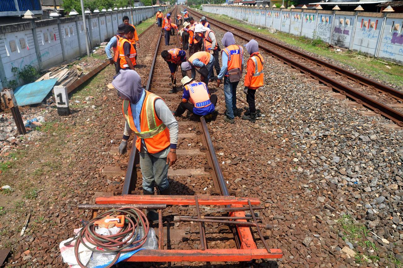 Perawatan Rel Kereta...
