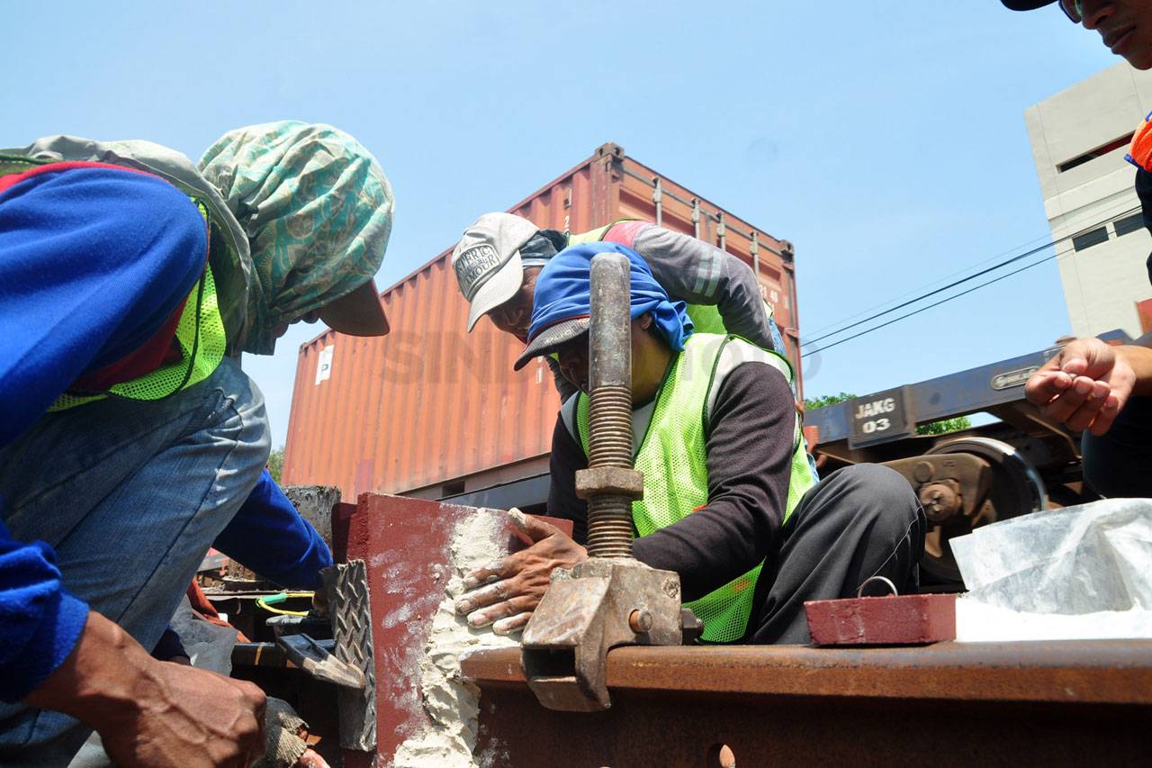 Perawatan Rel Kereta...