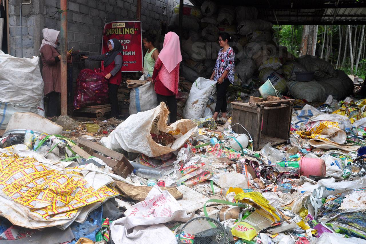 Atasi Masalah Sampah...