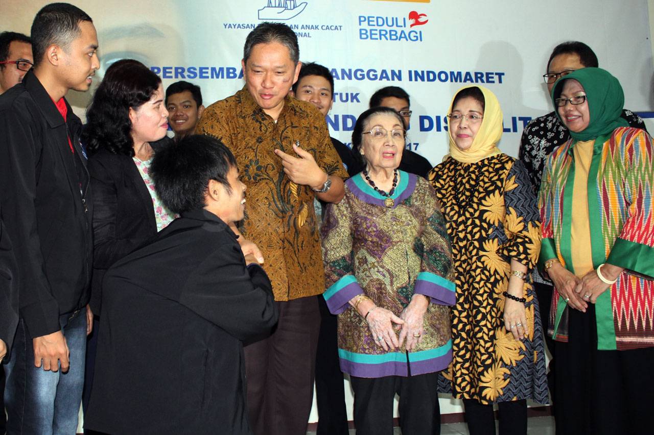 Indomaret Serahkan Donasi...