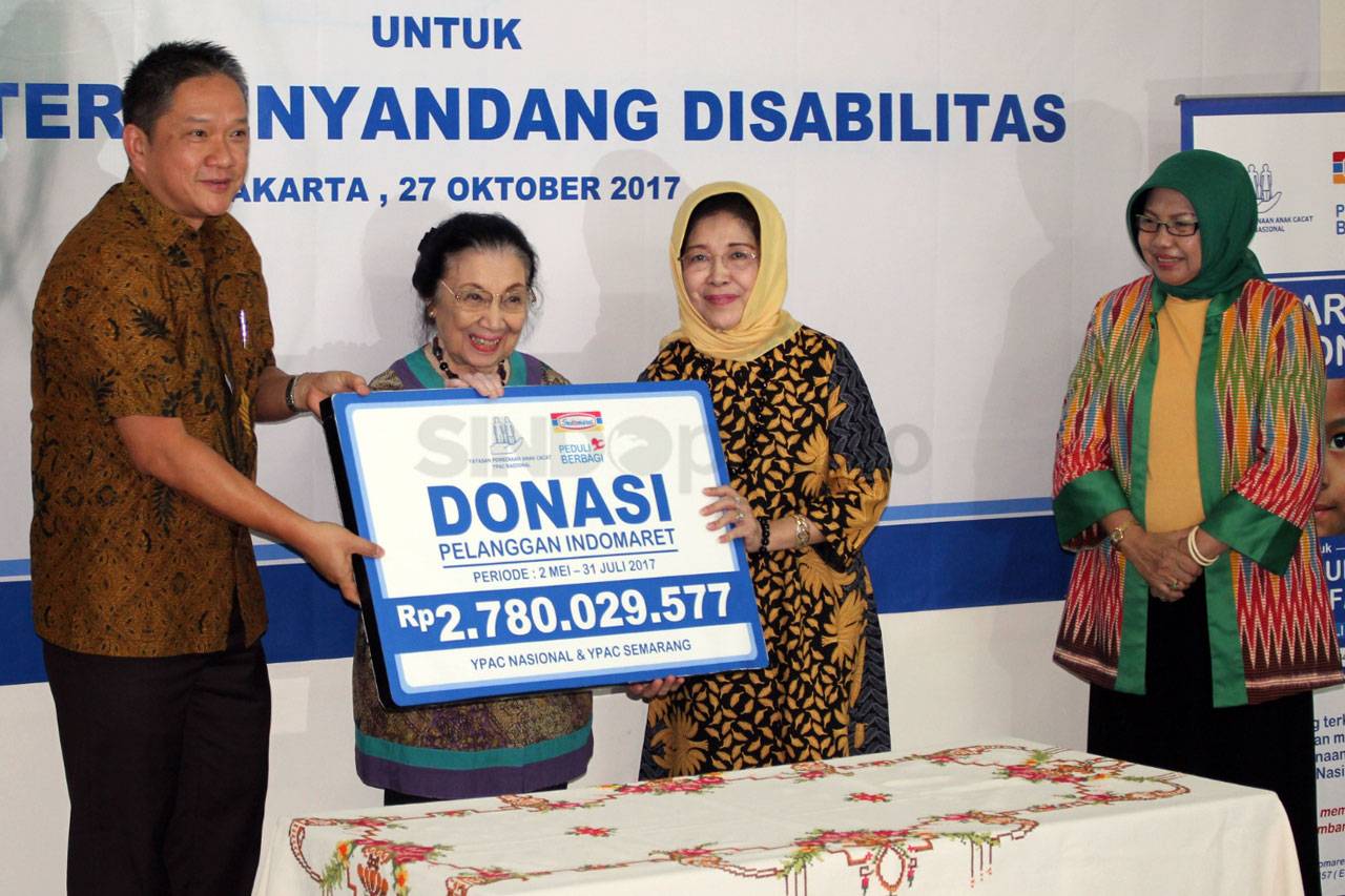 Indomaret Serahkan Donasi...
