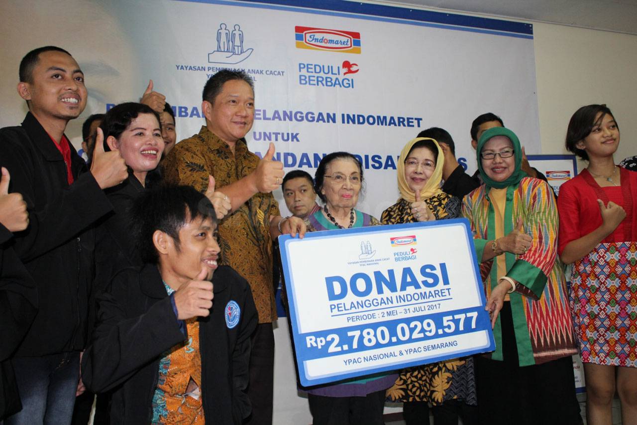 Indomaret Serahkan Donasi...