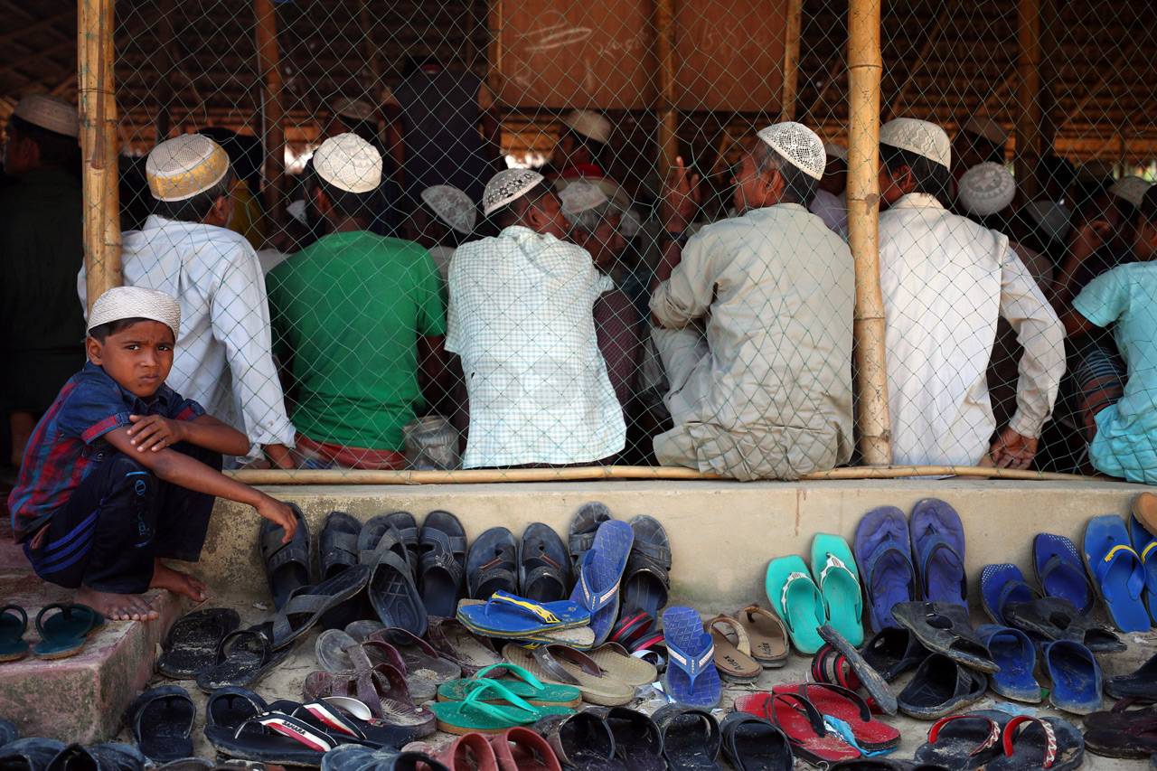 Muslim Rohingya Shalat...