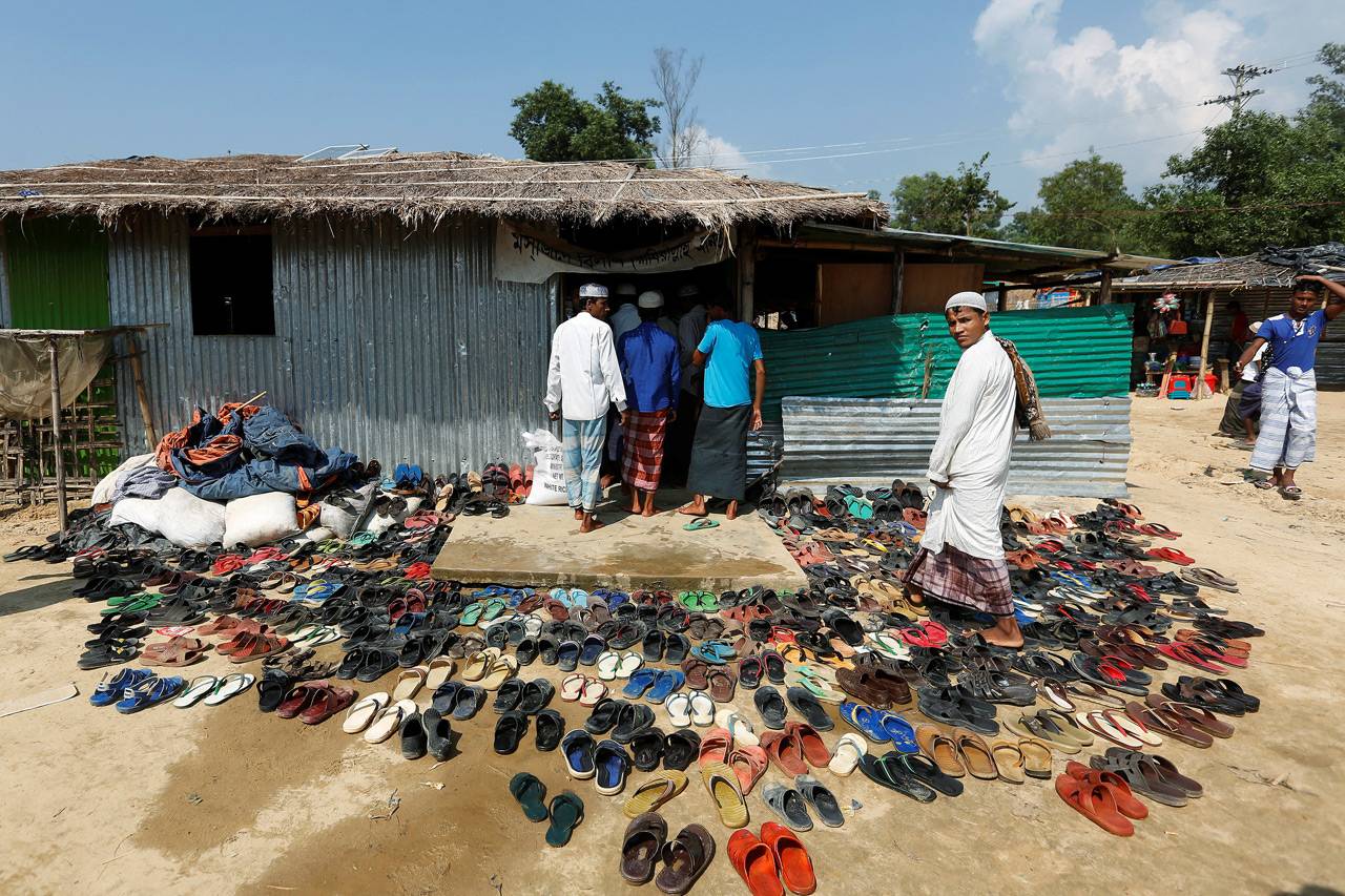 Muslim Rohingya Shalat...