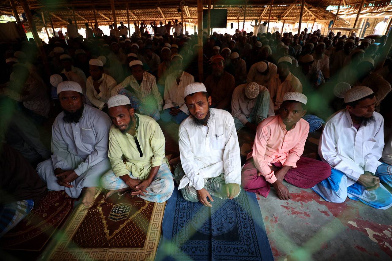 Muslim Rohingya Shalat...