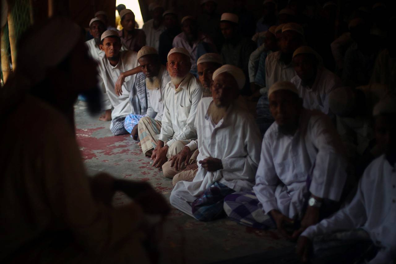 Muslim Rohingya Shalat...