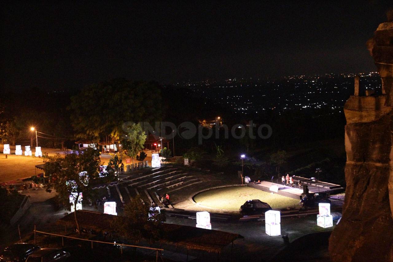 Menikmati Suasana Malam...