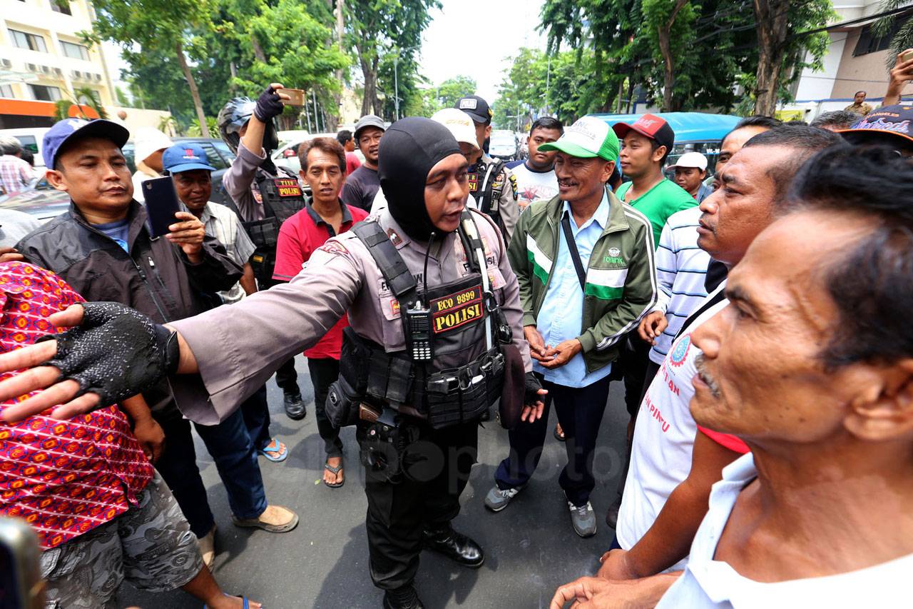 Ribuan Buruh dan Sopir...