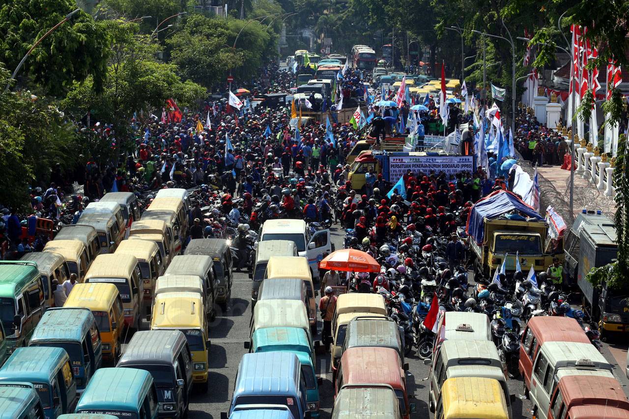 Ribuan Buruh dan Sopir...