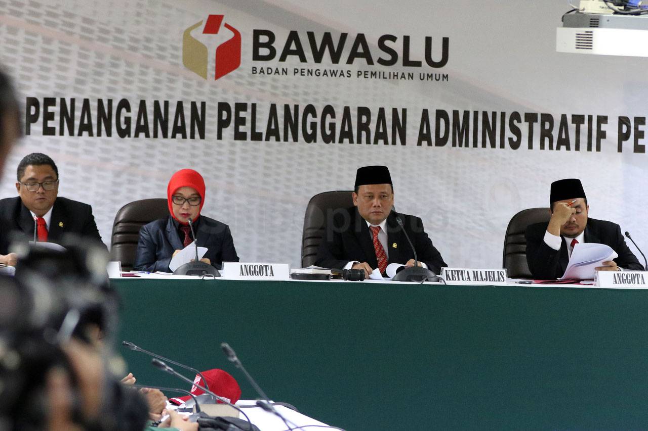 Bawaslu Gelar Sidang...