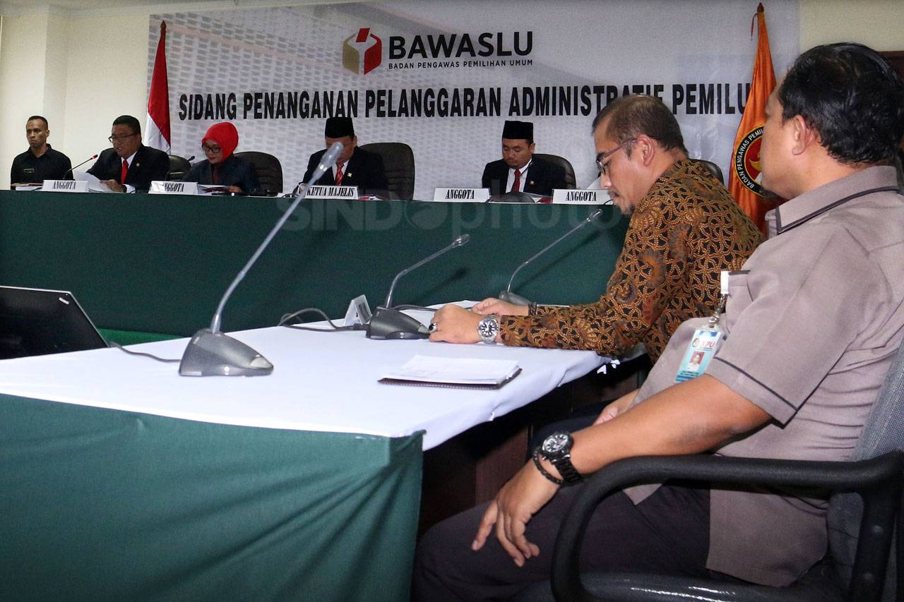 Bawaslu Gelar Sidang...