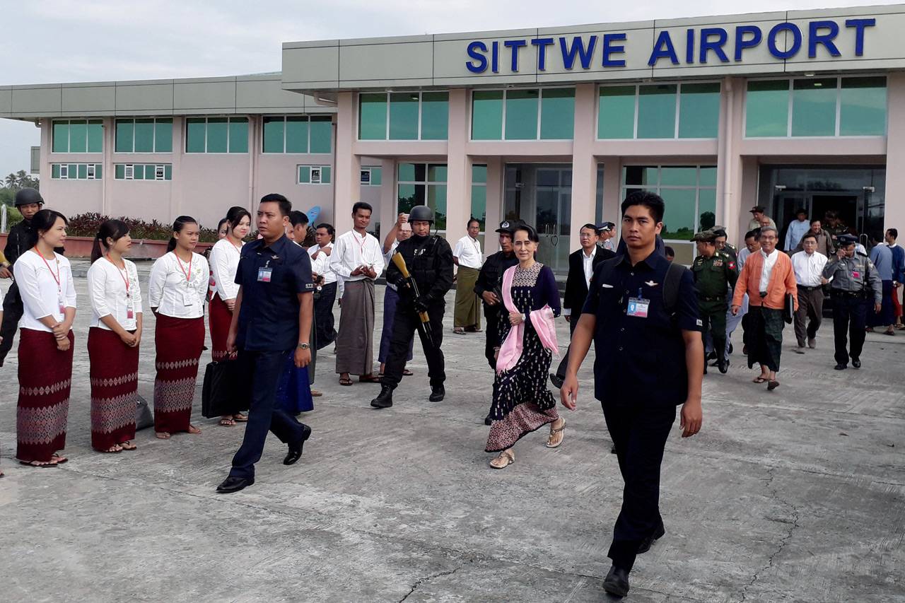 Aung San Suu Kyi Kunjungi...